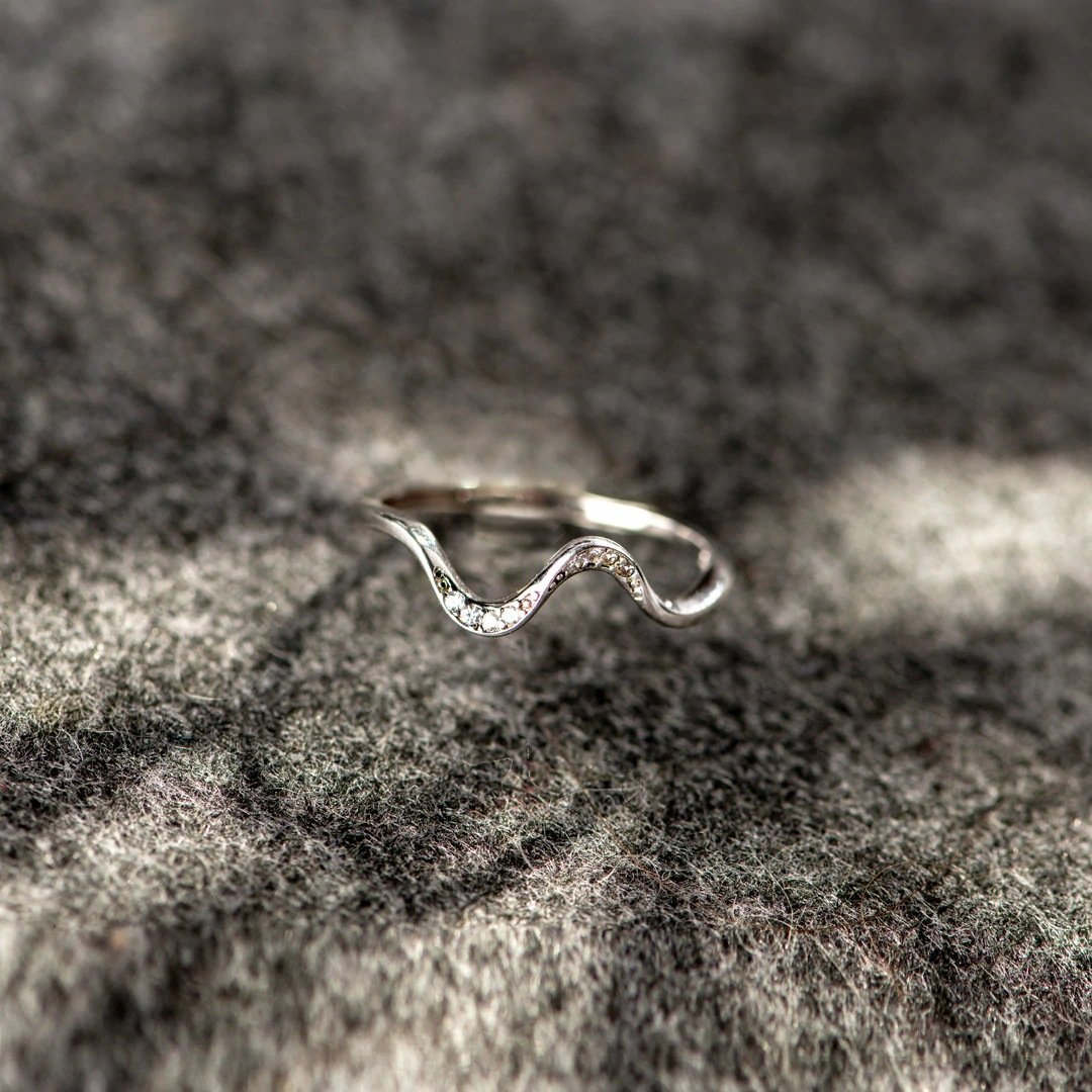 Wasserwellen-Silberring im Modedesign