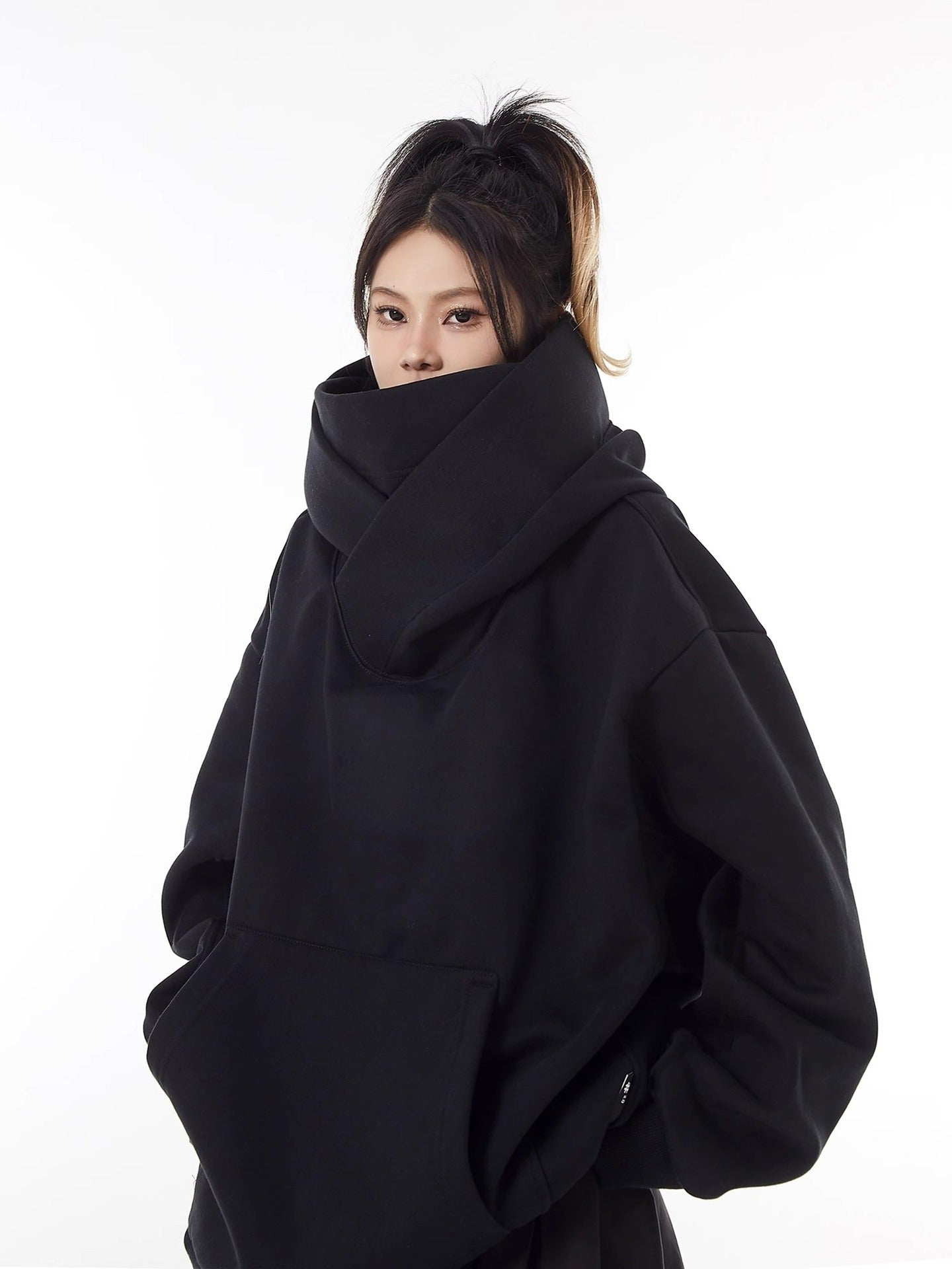 Lockerer Hoodie mit hohem Kragen und Fleecefutter